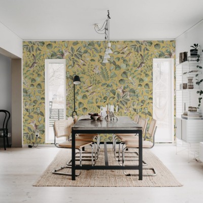 Wallpaper cu animale din padure, galben, cu un design elegant, care include cerbi, veverite, pasari si frunze.