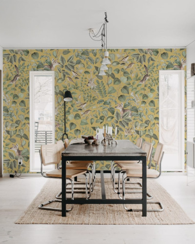 Wallpaper cu animale din padure, galben, cu un design elegant, care include cerbi, veverite, pasari si frunze.
