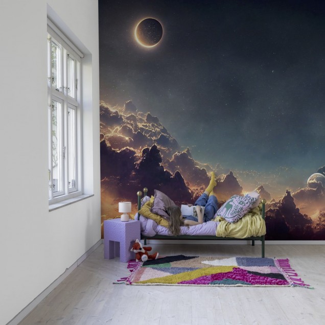 Tapet cu design cosmic într-o cameră de zi modernă