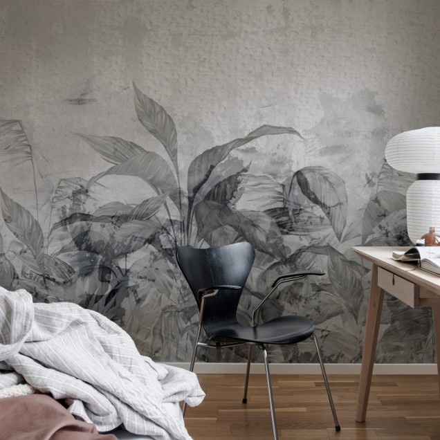 Tapet minimalist cu frunze de palmier gri,  intr-o camera cu o masa si scaune
