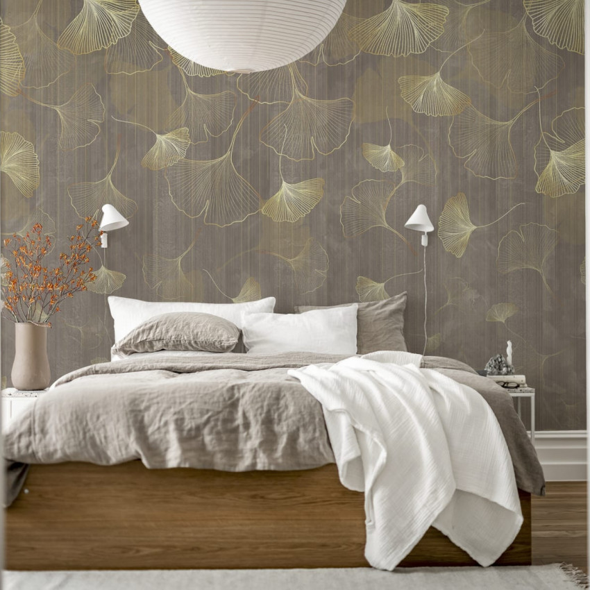 Tapet Ginkgo Leafs cu frunze de ginkgo imprimate pe un fond de lemn gri.