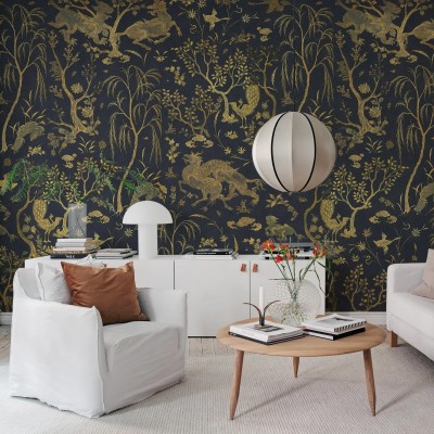 Tapet Dragon Garden, Gold, cu motive orientale aurii pe un fond negru. Tapetul este perfect pentru a adăuga un plus de stil și eleganță oricărei încăperi.