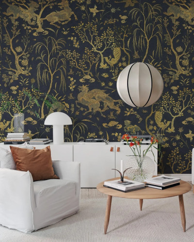 Tapet Dragon Garden, Gold, cu motive orientale aurii pe un fond negru. Tapetul este perfect pentru a adăuga un plus de stil și eleganță oricărei încăperi.