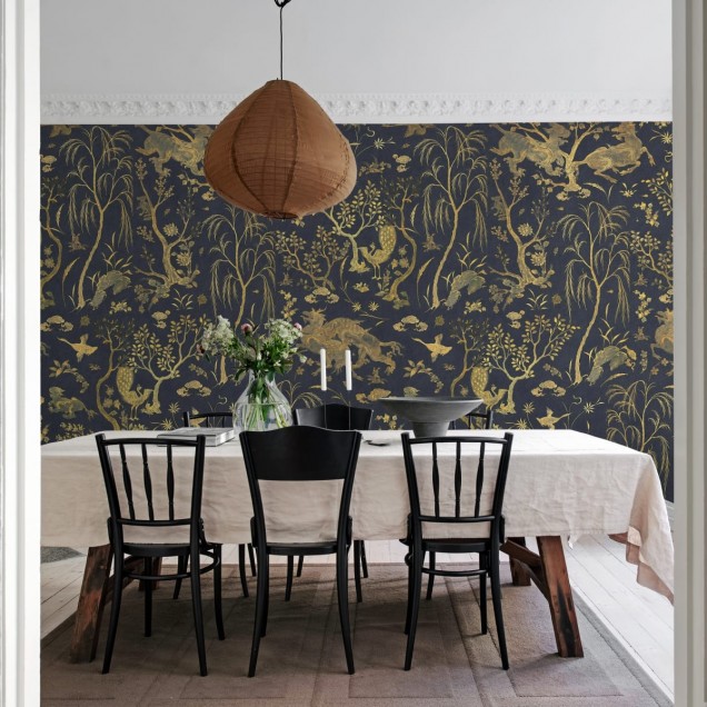 Tapet Dragon Garden, Gold, cu motive orientale aurii pe un fond negru. Tapetul este perfect pentru a adăuga un plus de stil și eleganță oricărei încăperi.