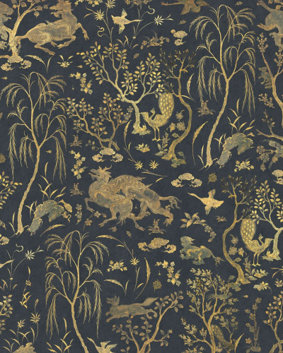 Tapet Dragon Garden, Gold, cu motive orientale aurii pe un fond negru. Tapetul este perfect pentru a adăuga un plus de stil și eleganță oricărei încăperi.