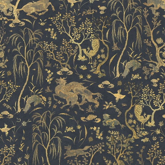Tapet Dragon Garden, Gold, cu motive orientale aurii pe un fond negru. Tapetul este perfect pentru a adăuga un plus de stil și eleganță oricărei încăperi.