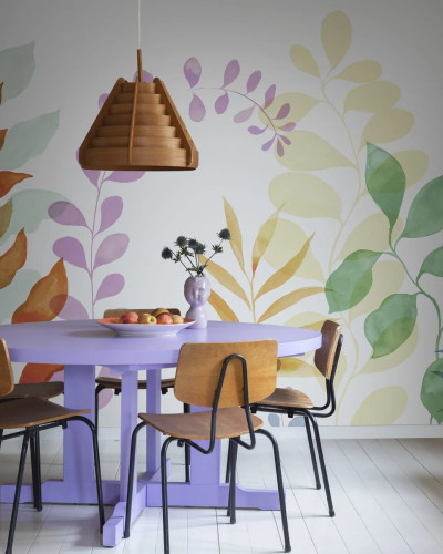 Tapet cu frunze delicate pictate în acuarelă, perfect pentru a aduce o notă de eleganță și relaxare oricărei camere.