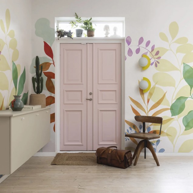 Tapet cu frunze delicate pictate în acuarelă, perfect pentru a aduce o notă de eleganță și relaxare oricărei camere.
