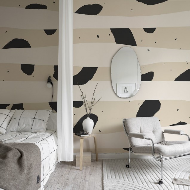 Tapet cu dungi negre si forme geometrice abstracte pe fundal bej