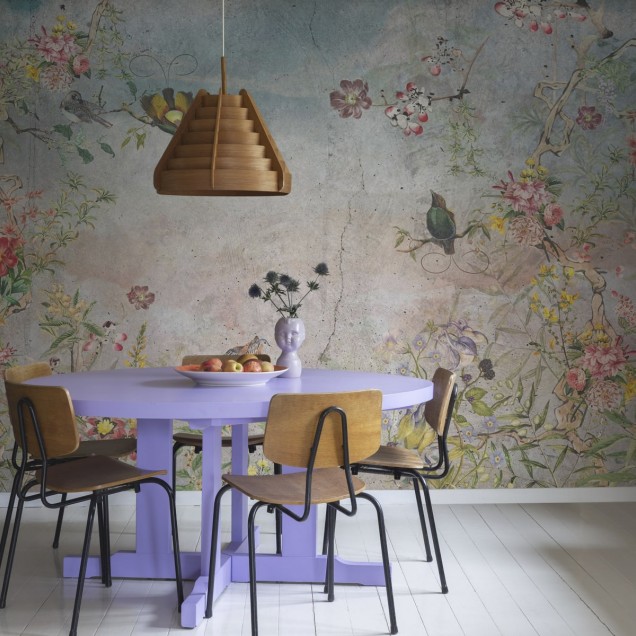 Tapet cu un design floral delicat, păsări colorate și un fundal gri.