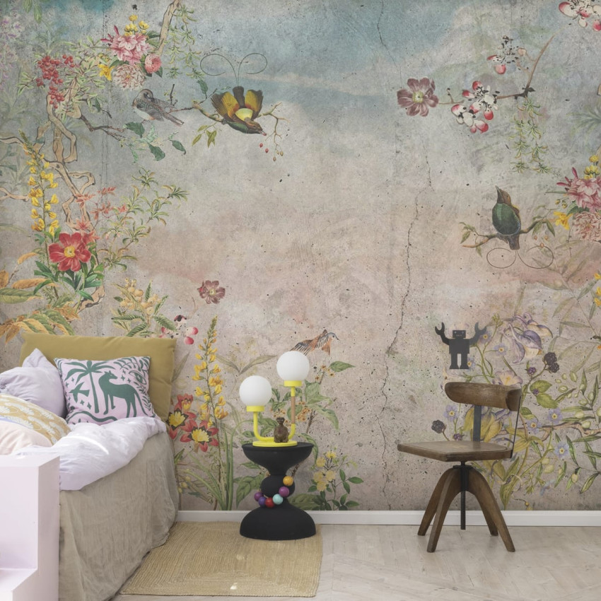 Tapet cu un design floral delicat, păsări colorate și un fundal gri.
