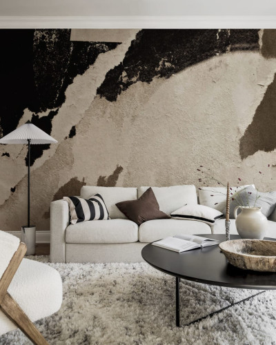 Tapet cu design abstract in nuante de maro si gri, aplicat intr-un living modern.