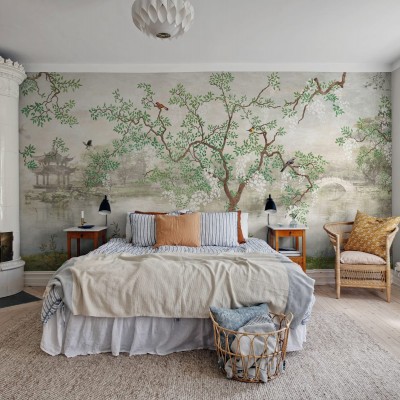 Tapet cu un copac fantastic si pasari in zbor, pentru un decor modern si elegant.