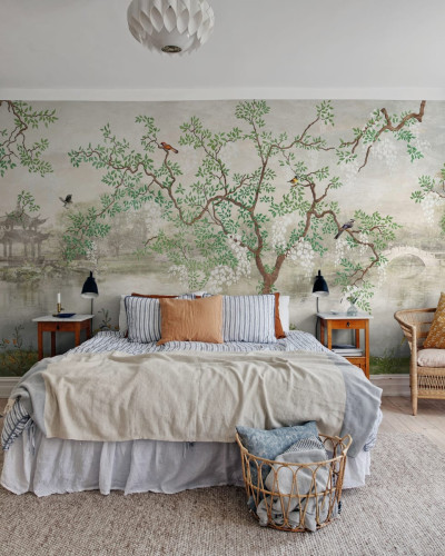 Tapet cu un copac fantastic si pasari in zbor, pentru un decor modern si elegant.