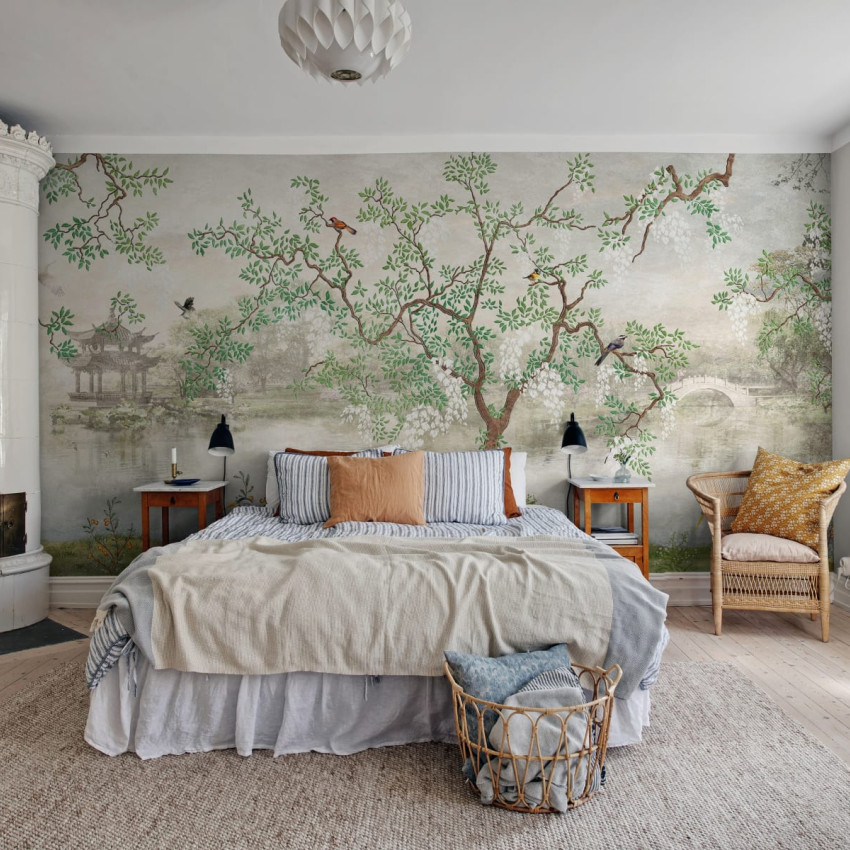 Tapet cu un copac fantastic si pasari in zbor, pentru un decor modern si elegant.