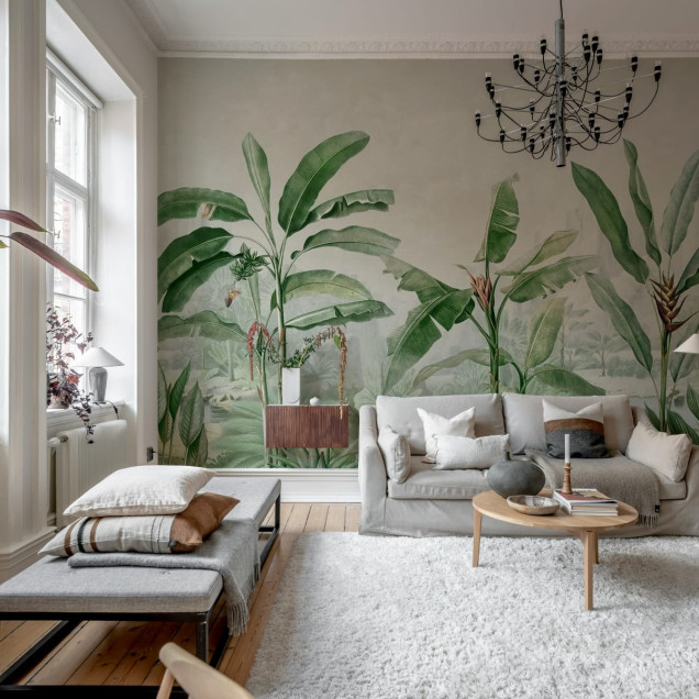 Tapet cu palmieri tropicali, verde, în decorul unei camere.