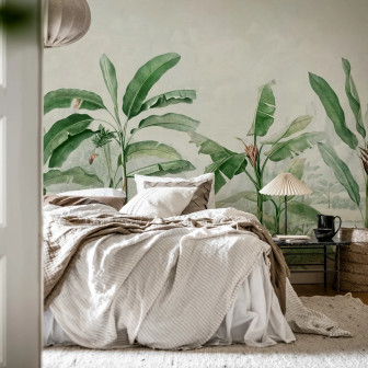 Tapet cu palmieri tropicali, verde, în decorul unei camere.