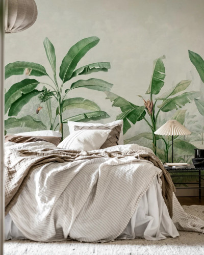 Tapet cu palmieri tropicali, verde, în decorul unei camere.