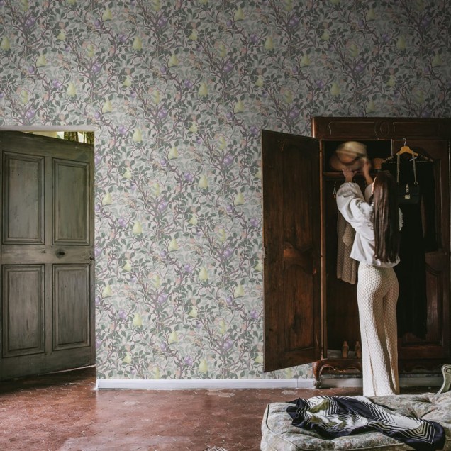 Wallpaper cu design floral pastelat, cu fructe și frunze, ideal pentru a adăuga o notă de eleganță și stil camerei.
