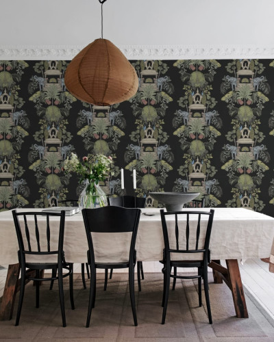 Tapet cu elefanți și castel exotic, pe un fundal negru. Se vede un dining cu o masă albă și scaune negre, în fața tapetului.