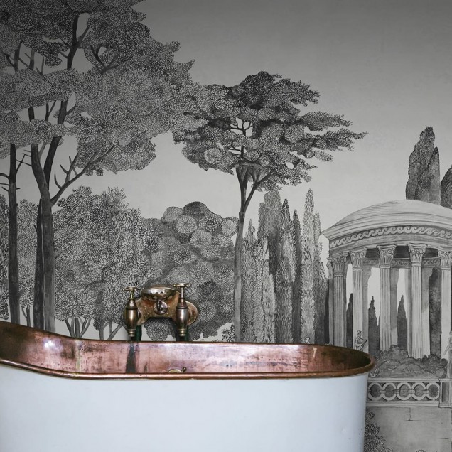Tapet Chatsworth Park, Graphite, o imagine a unui parc istoric cu copaci și o cascadă, pentru un design clasic și elegant.