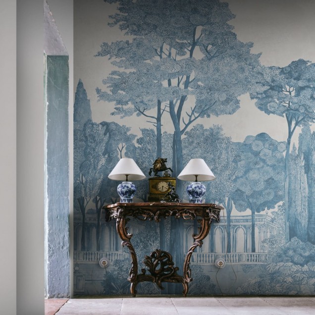 Tapet Chatsworth Park, Blue, cu un design clasic si un ton de albastru subtil, perfect pentru a crea o atmosfera relaxanta si primitoare in orice spatiu.