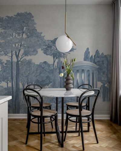 Tapet Chatsworth Park, Blue, cu un design clasic si un ton de albastru subtil, perfect pentru a crea o atmosfera relaxanta si primitoare in orice spatiu.