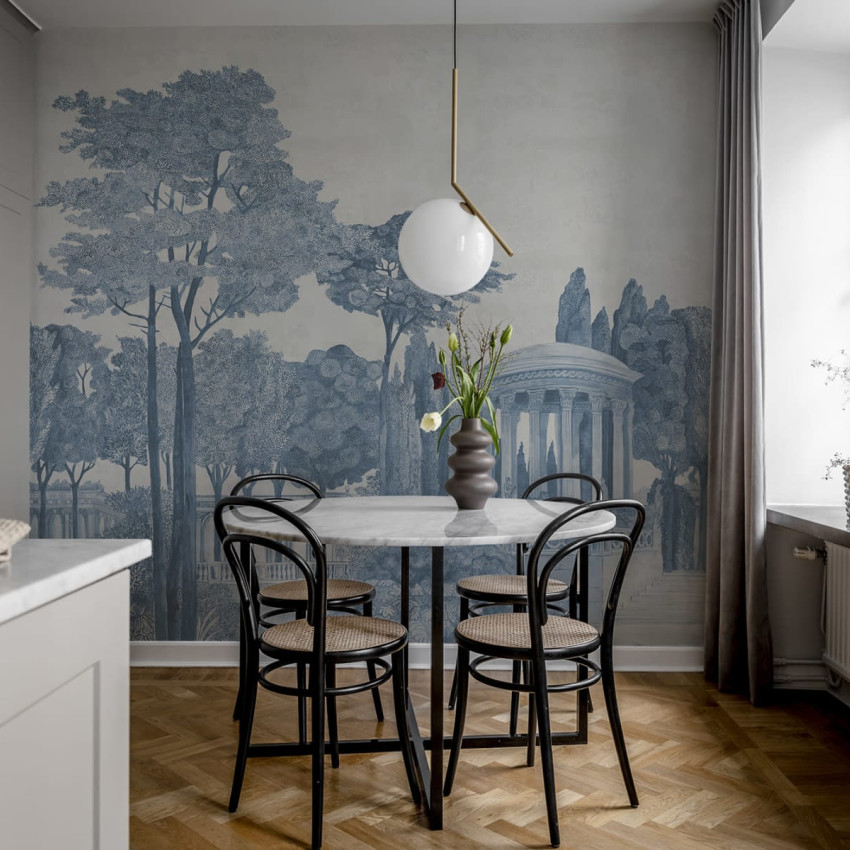 Tapet Chatsworth Park, Blue, cu un design clasic si un ton de albastru subtil, perfect pentru a crea o atmosfera relaxanta si primitoare in orice spatiu.