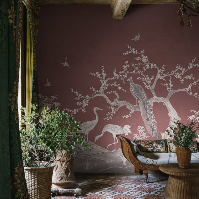 Tapet Chinoiserie Lace, Raspberry Red, cu design vintage, în tonuri de roșu și un model fin de dantelă, inspirat din stilul chinoiserie.