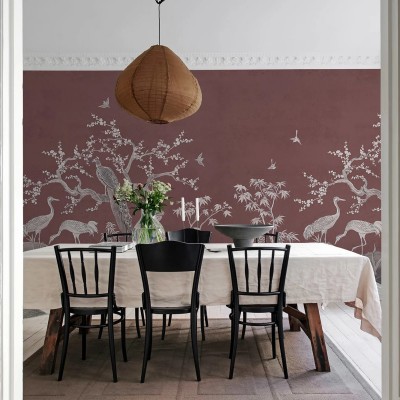Tapet Chinoiserie Lace, Raspberry Red, cu design vintage, în tonuri de roșu și un model fin de dantelă, inspirat din stilul chinoiserie.