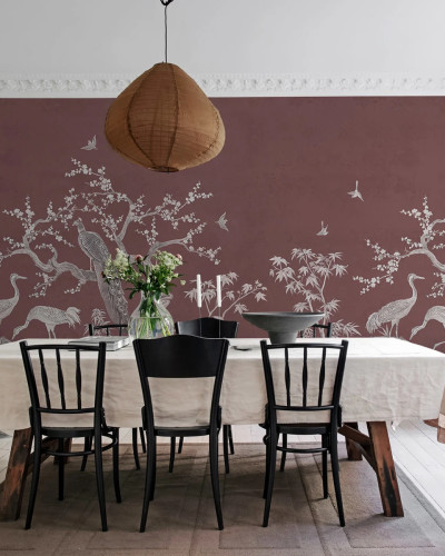 Tapet Chinoiserie Lace, Raspberry Red, cu design vintage, în tonuri de roșu și un model fin de dantelă, inspirat din stilul chinoiserie.