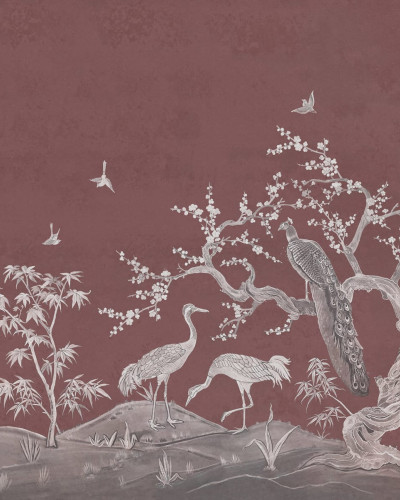 Tapet Chinoiserie Lace, Raspberry Red, cu design vintage, în tonuri de roșu și un model fin de dantelă, inspirat din stilul chinoiserie.