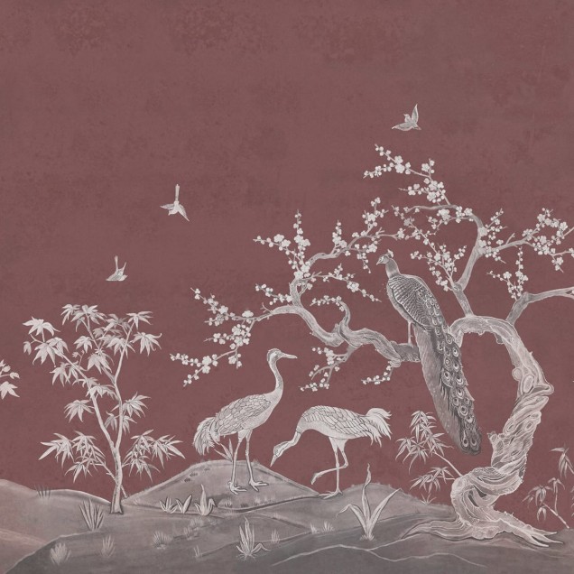Tapet Chinoiserie Lace, Raspberry Red, cu design vintage, în tonuri de roșu și un model fin de dantelă, inspirat din stilul chinoiserie.