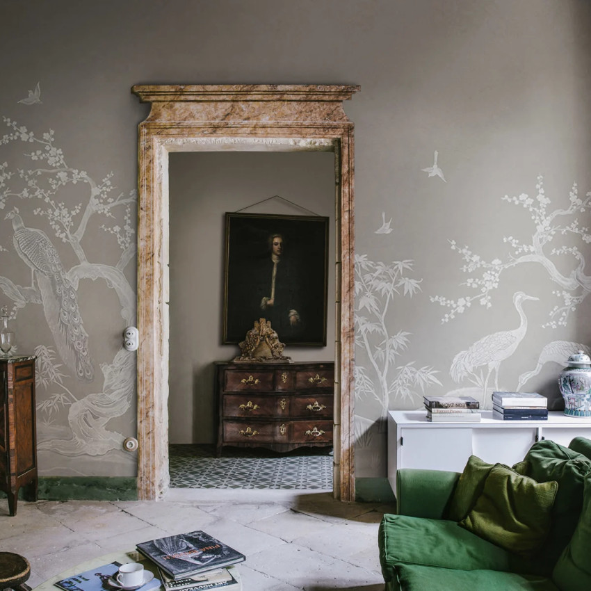Tapet Chinoiserie Lace, Raspberry Red, cu design vintage, în tonuri de roșu și un model fin de dantelă, inspirat din stilul chinoiserie.