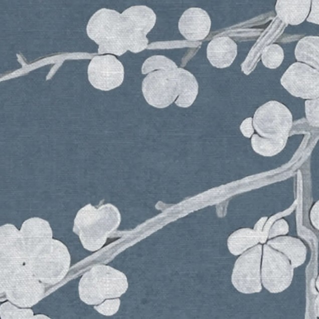 Tapet Chinoiserie Lace, Navy Blue, cu un design elegant cu motive florale, păsări exotice și bambuși, toate în nuanțe subtile de alb pe un fundal albastru marin.