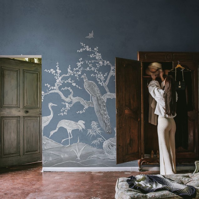 Tapet Chinoiserie Lace, Navy Blue, cu un design elegant cu motive florale, păsări exotice și bambuși, toate în nuanțe subtile de alb pe un fundal albastru marin.