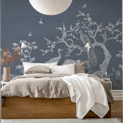 Tapet Chinoiserie Lace, Navy Blue, cu un design elegant cu motive florale, păsări exotice și bambuși, toate în nuanțe subtile de alb pe un fundal albastru marin.