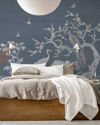 Tapet Chinoiserie Lace, Navy Blue, cu un design elegant cu motive florale, păsări exotice și bambuși, toate în nuanțe subtile de alb pe un fundal albastru marin.