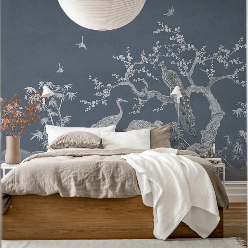 Tapet Chinoiserie Lace, Navy Blue, cu un design elegant cu motive florale, păsări exotice și bambuși, toate în nuanțe subtile de alb pe un fundal albastru marin.