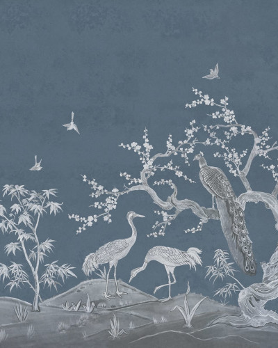 Tapet Chinoiserie Lace, Navy Blue, cu un design elegant cu motive florale, păsări exotice și bambuși, toate în nuanțe subtile de alb pe un fundal albastru marin.