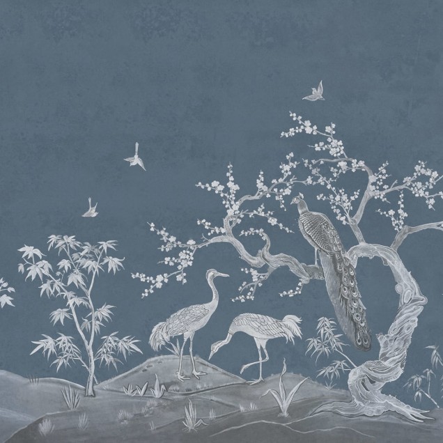 Tapet Chinoiserie Lace, Navy Blue, cu un design elegant cu motive florale, păsări exotice și bambuși, toate în nuanțe subtile de alb pe un fundal albastru marin.