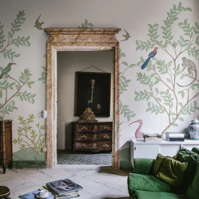 Tapet Monkeys Paradise, Alb, cu design modern, ilustrând maimuțe și păsări într-un decor natural.