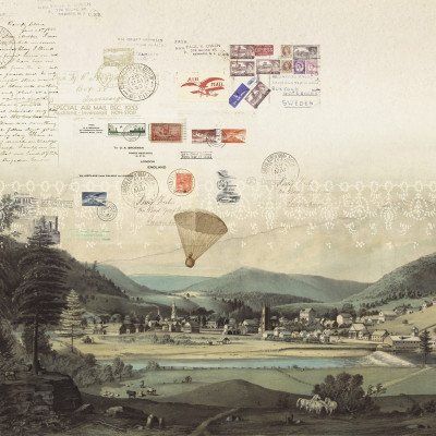 Wallpaper vintage cu timbre poștale și o imagine nostalgică a unei localități pitorești