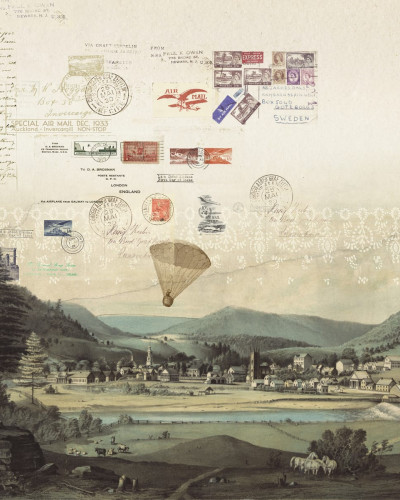 Wallpaper vintage cu timbre poștale și o imagine nostalgică a unei localități pitorești