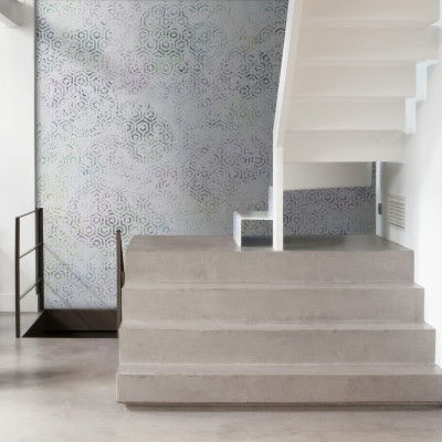 Tapet modern cu model geometric hexagonal în nuanțe de albastru, verde și mov
