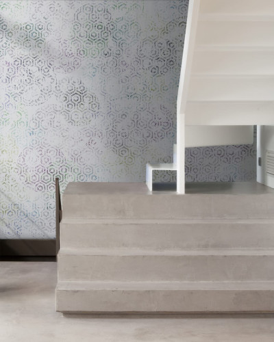 Tapet modern cu model geometric hexagonal în nuanțe de albastru, verde și mov