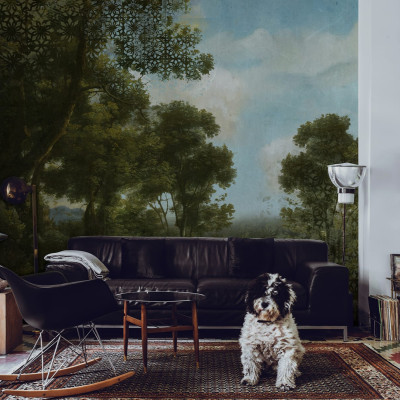 Tapet cu design pictural Silva, care prezintă un peisaj verde luxuriant cu copaci și cer senin.