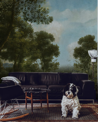 Tapet cu design pictural Silva, care prezintă un peisaj verde luxuriant cu copaci și cer senin.