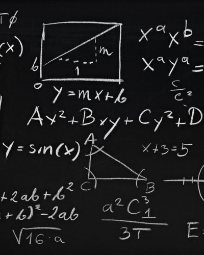 Tapet cu simboluri matematice pe fundal negru