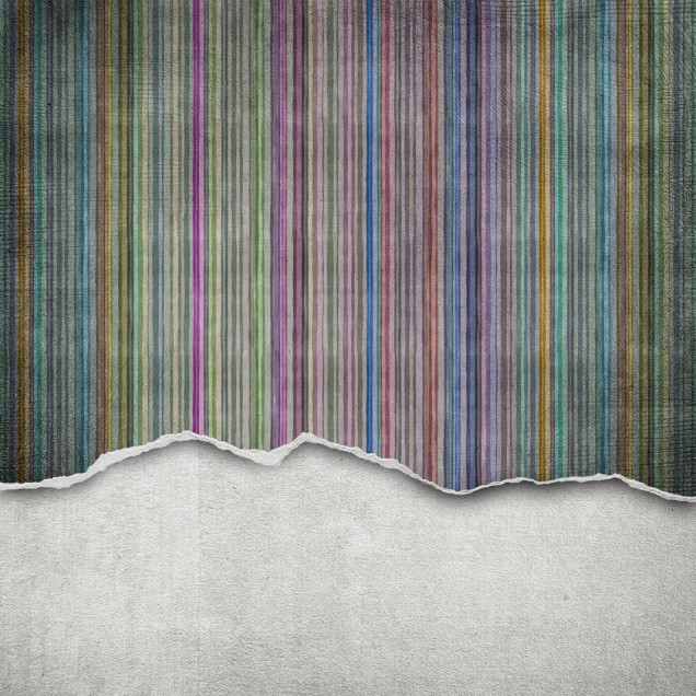 Tapet foto cu dungi multicolore pe un fond cu textura de ciment, rupt in partea de jos.